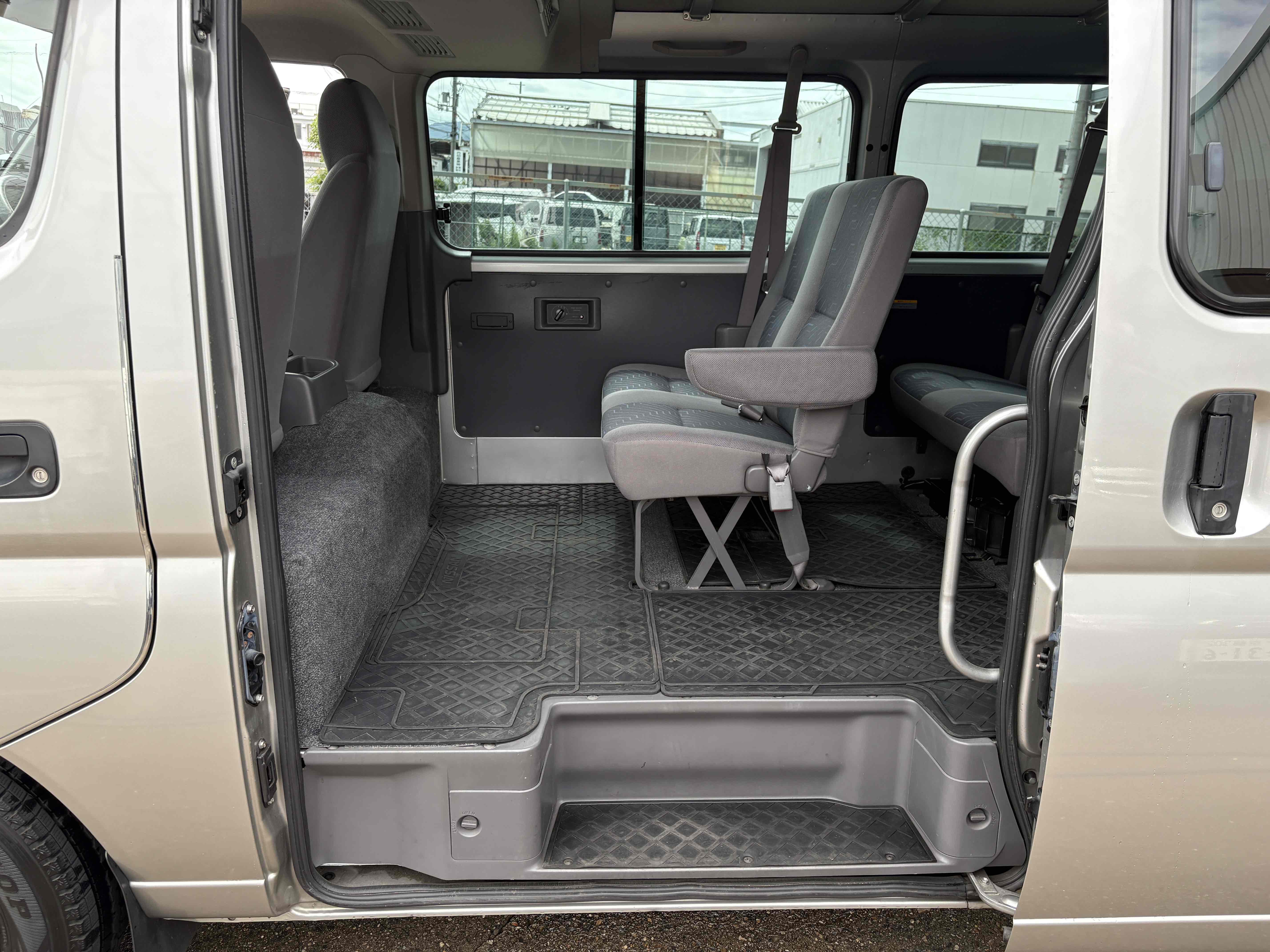10人乗り車両04